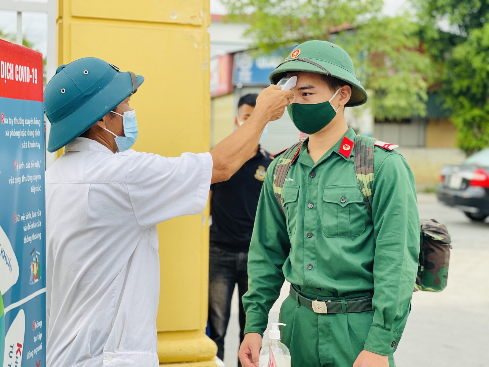 Hình ảnh thí sinh Hà Tĩnh lên đường tới Bắc Giang dự thi tốt nghiệp THPT đợt 2 - Ảnh minh hoạ 4