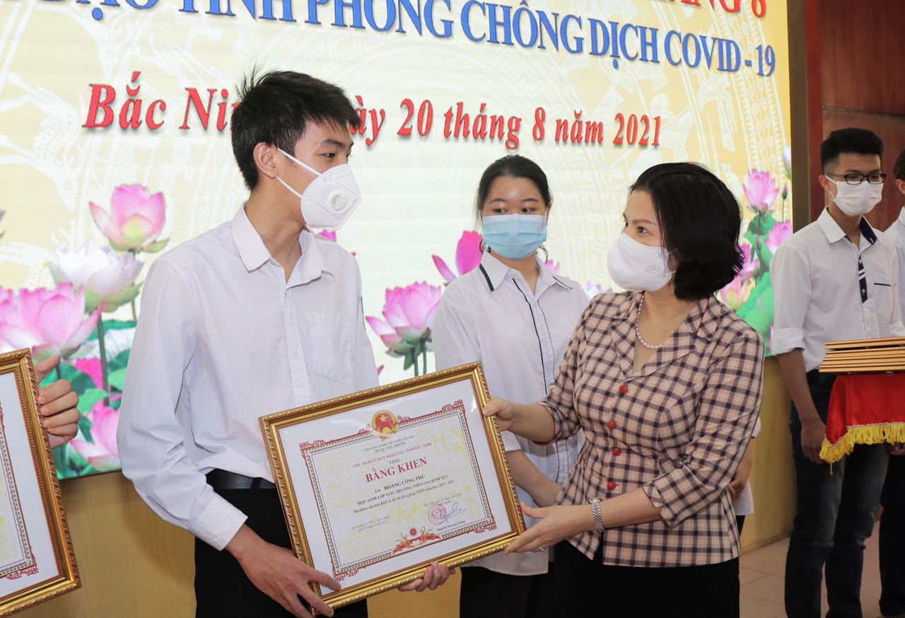 Bắc Ninh khen thưởng 6 thủ khoa tại Kỳ thi tốt nghiệp THPT 2021