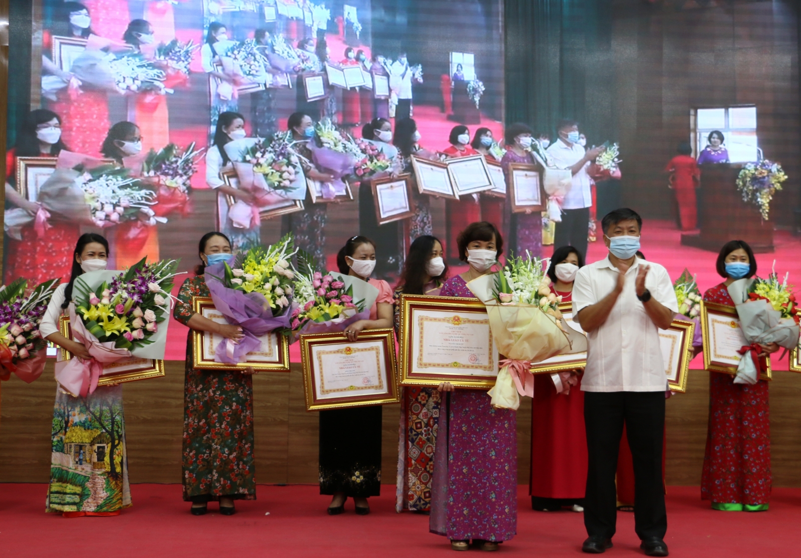 Trao tặng danh hiệu Nhà giáo ưu tú cho 14 thày cô giáo ở Điện Biên