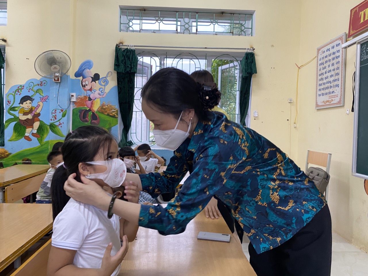 Bắc Giang: Học sinh lớp 1 hào hứng với tiết học đầu tiên 