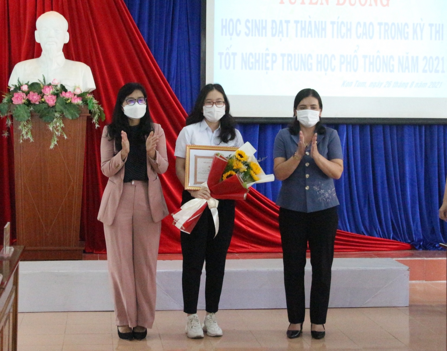 Kon Tum khen thưởng học sinh đạt thành tích cao trong Kỳ thi tốt nghiệp THPT - Ảnh minh hoạ 3