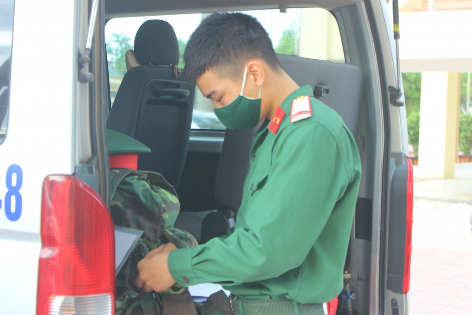 Hình ảnh thí sinh Hà Tĩnh lên đường tới Bắc Giang dự thi tốt nghiệp THPT đợt 2 - Ảnh minh hoạ 7