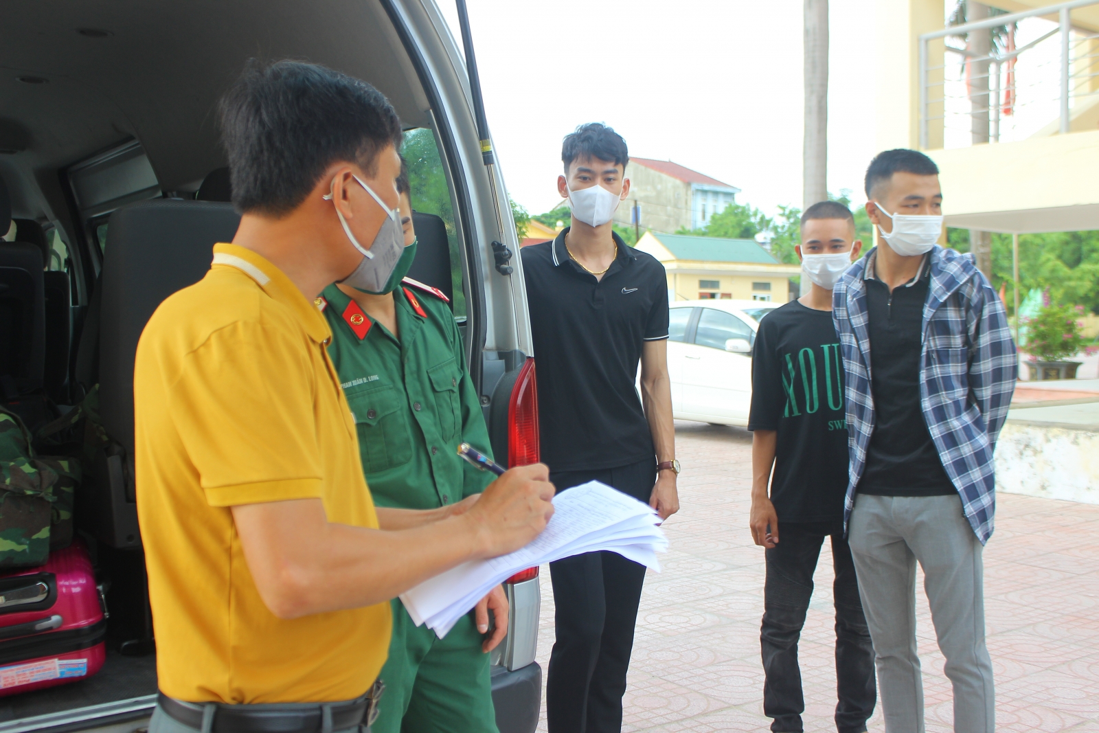 Hình ảnh thí sinh Hà Tĩnh lên đường tới Bắc Giang dự thi tốt nghiệp THPT đợt 2