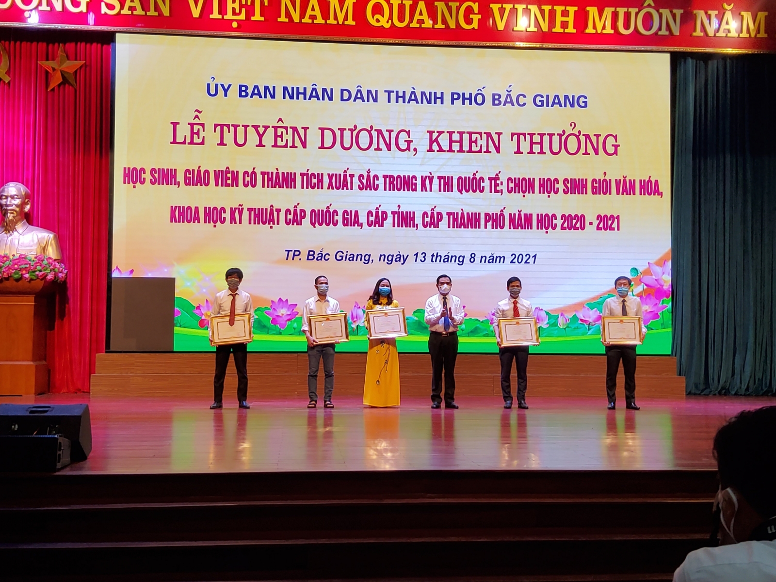 Bắc Giang tuyên dương giáo viên, học sinh có thành tích xuất sắc - Ảnh minh hoạ 4