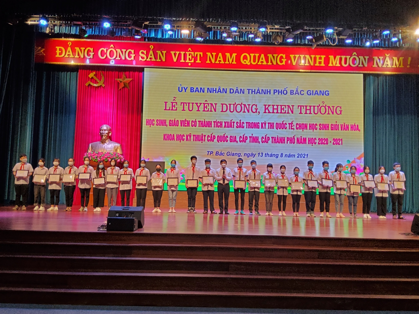 Bắc Giang tuyên dương giáo viên, học sinh có thành tích xuất sắc - Ảnh minh hoạ 3