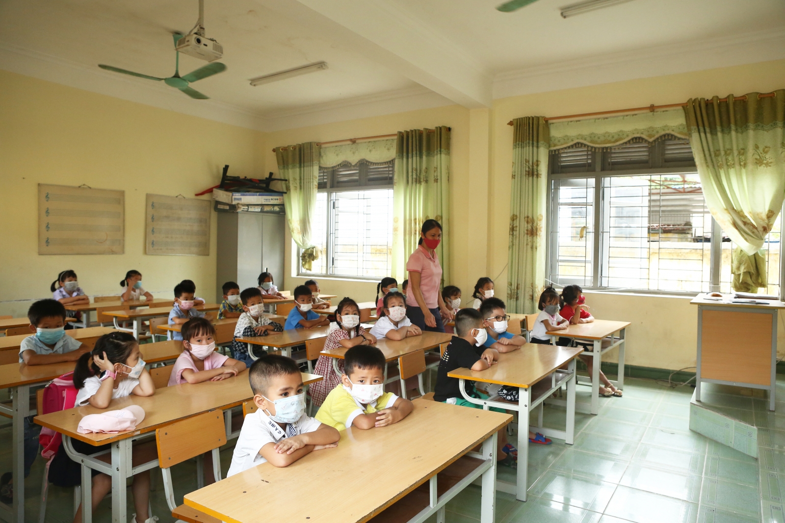 Học sinh lớp 1 huyện đảo Cô Tô vui hát múa, chơi trò chơi trong ngày tựu trường