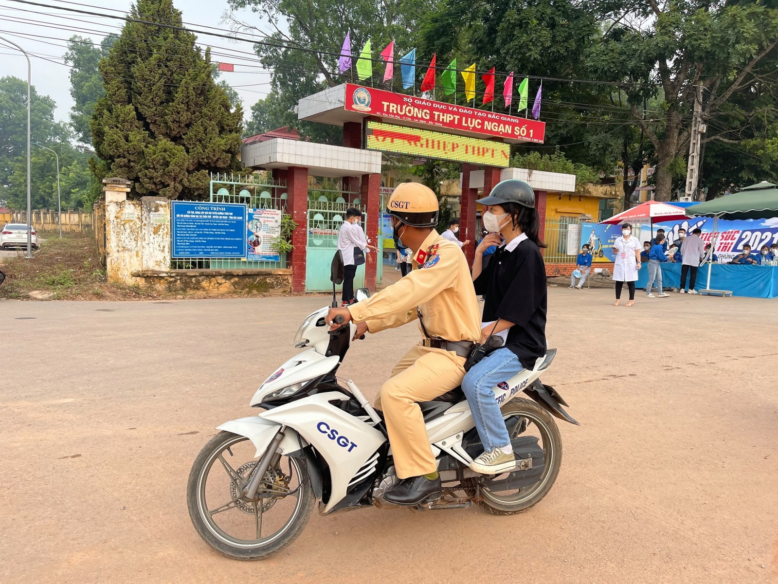 Quên giấy báo dự thi, thí sinh Bắc Giang được Cảnh sát giao thông hỗ trợ kịp thời