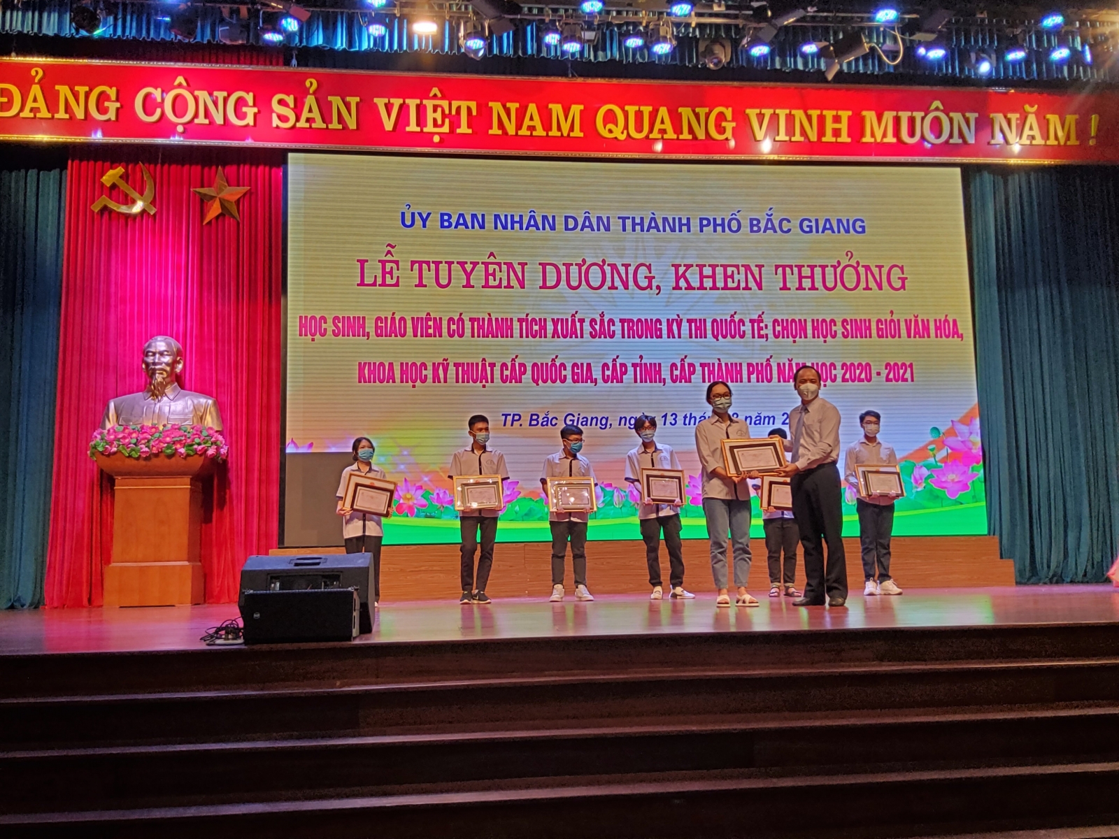 Bắc Giang tuyên dương giáo viên, học sinh có thành tích xuất sắc