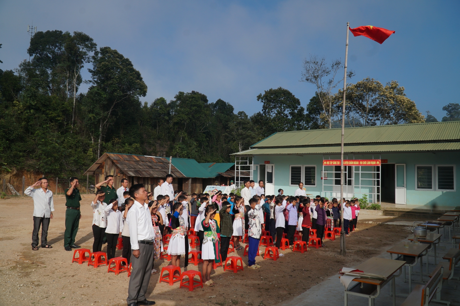 Nghệ An: Hỗ trợ sách giáo khoa cho học sinh vùng khó - Ảnh minh hoạ 3