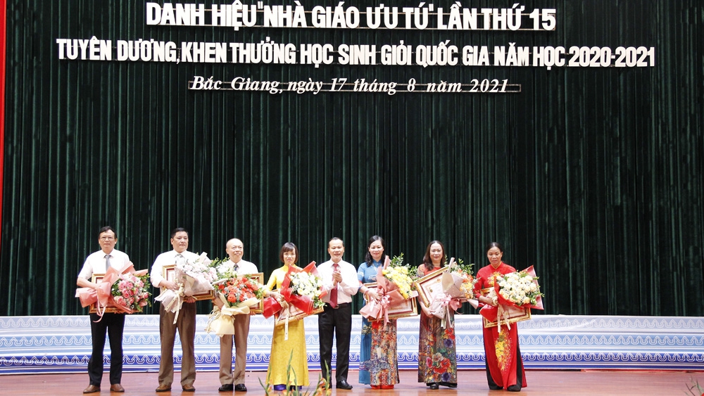 Bắc Giang: Vinh danh "Nhà giáo ưu tú" và khen thưởng học sinh giỏi quốc gia