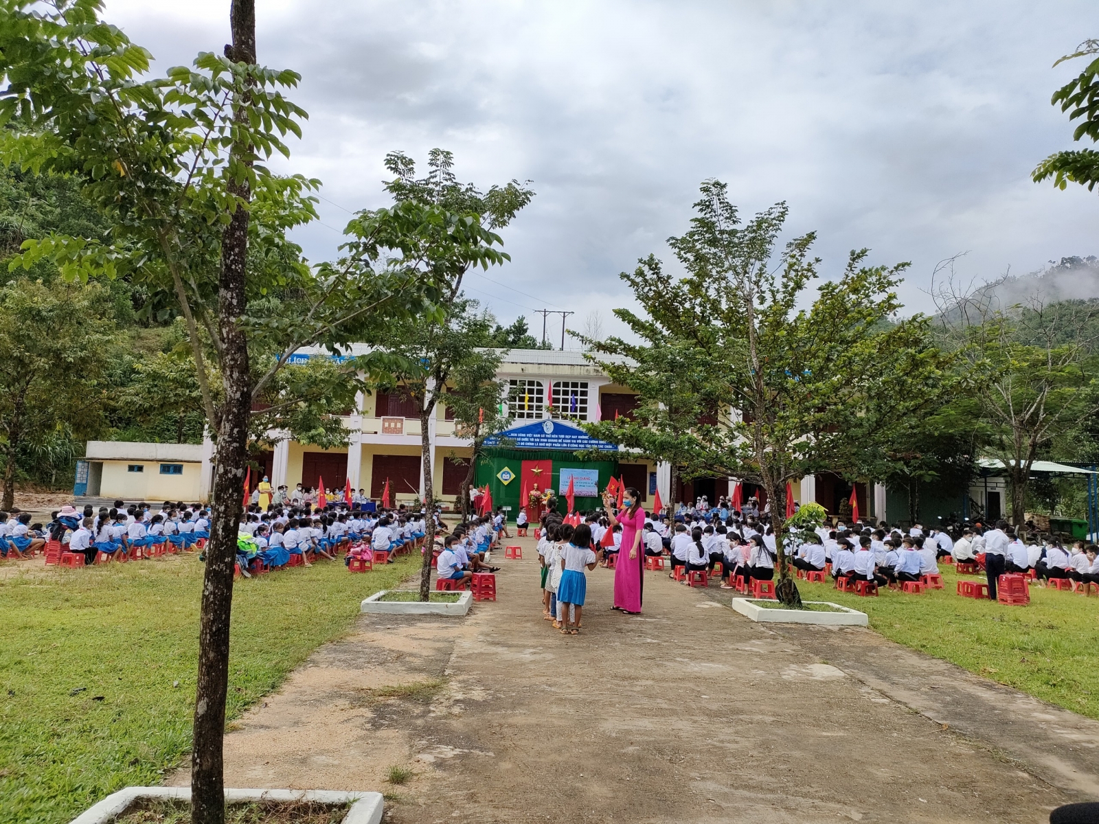 Học sinh dân tộc ở Quảng Nam mặc đồ truyền thống đi dự Lễ khai giảng - Ảnh minh hoạ 2