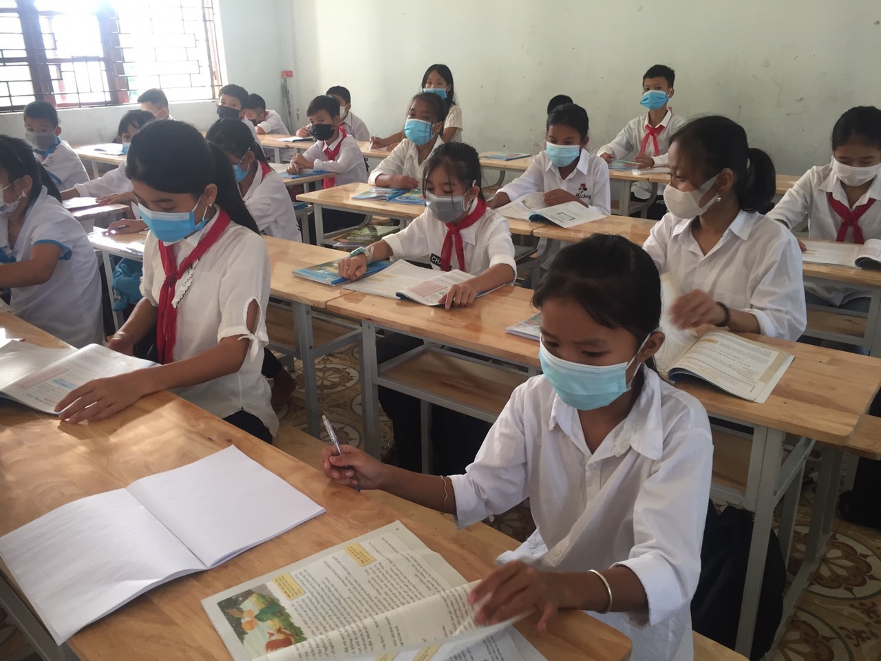 Hình ảnh thắt chặt phòng dịch ngày đầu học sinh trở lại trường ở Hà Tĩnh - Ảnh minh hoạ 17
