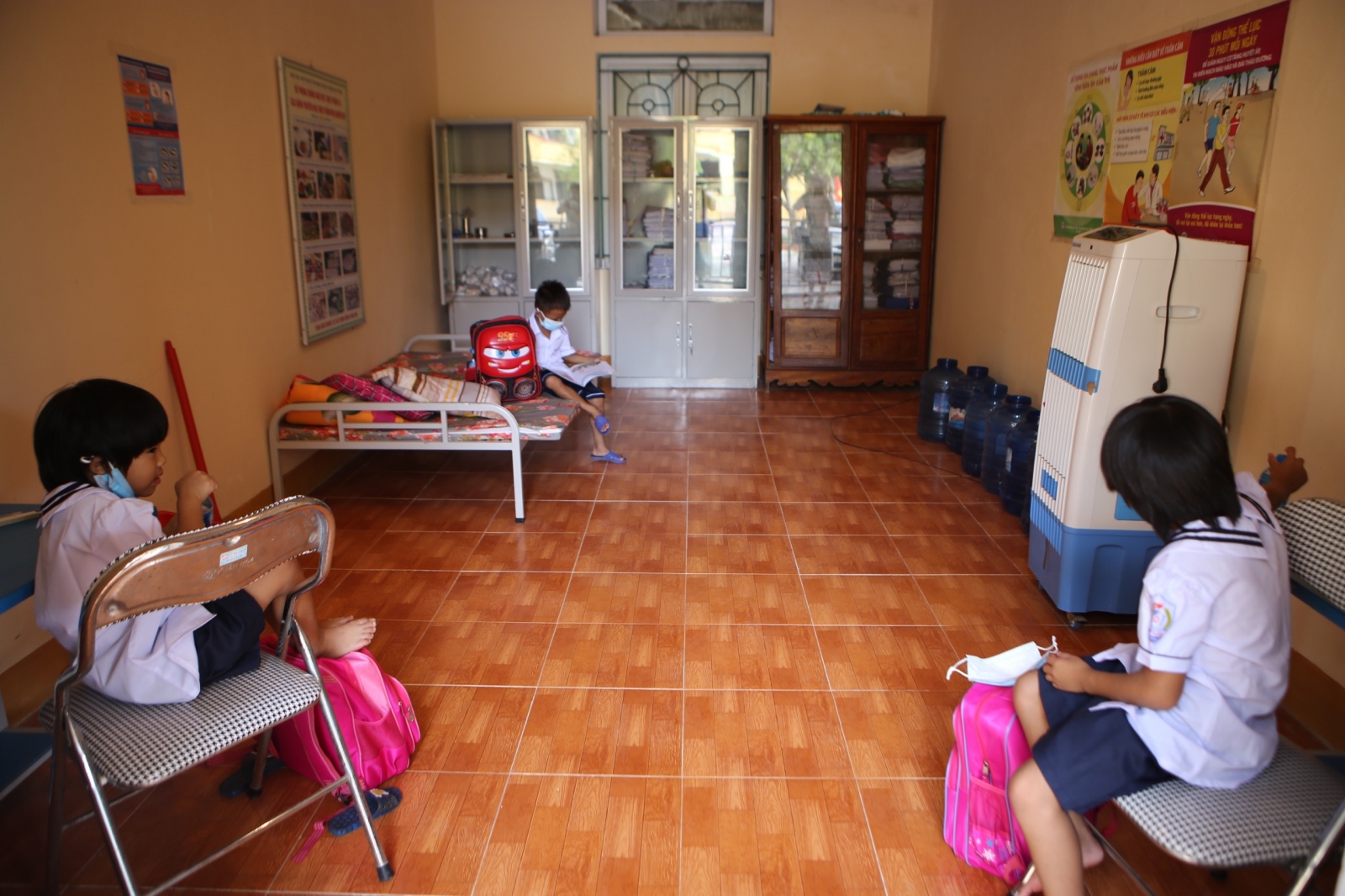 Hình ảnh thắt chặt phòng dịch ngày đầu học sinh trở lại trường ở Hà Tĩnh - Ảnh minh hoạ 15