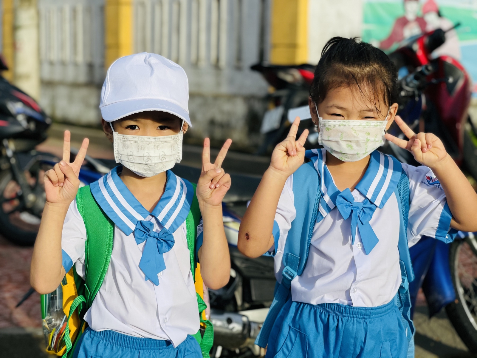 Hình ảnh thắt chặt phòng dịch ngày đầu học sinh trở lại trường ở Hà Tĩnh - Ảnh minh hoạ 3