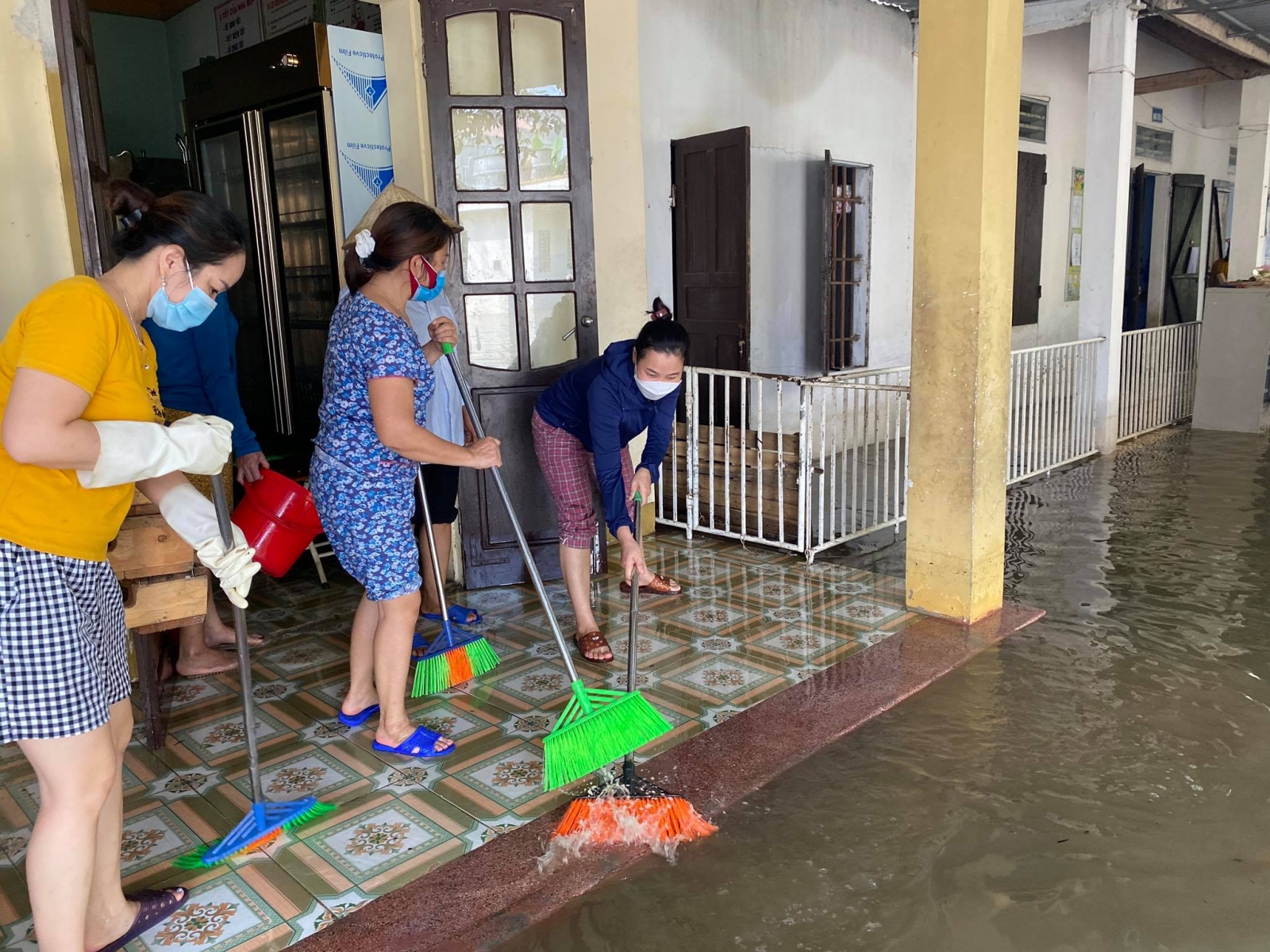 Trường lớp tan hoang sau lũ, giáo viên xót xa 