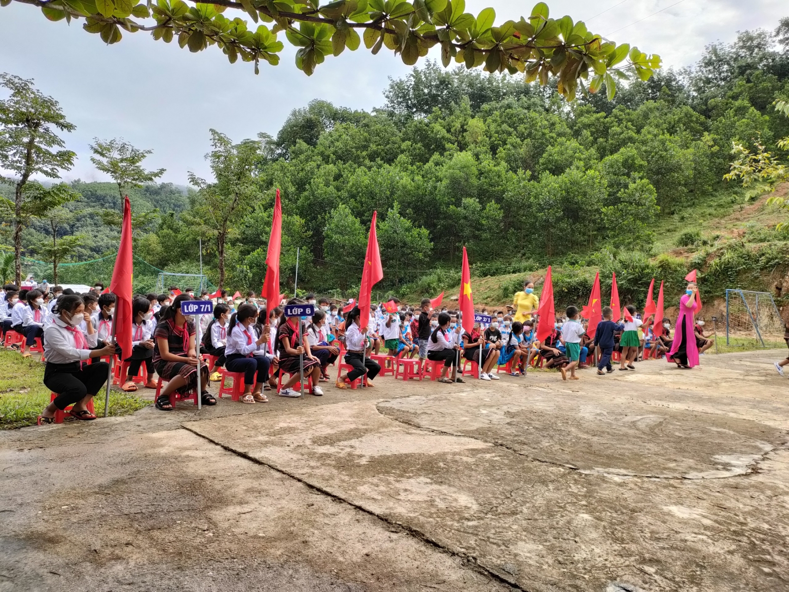 Học sinh dân tộc ở Quảng Nam mặc đồ truyền thống đi dự Lễ khai giảng