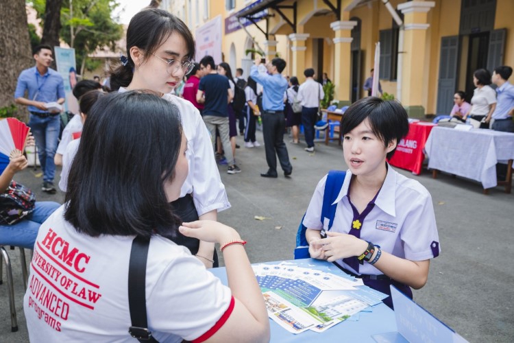 Nộp hồ sơ xét tuyển đại học: Bảo đảm "chắc chân"