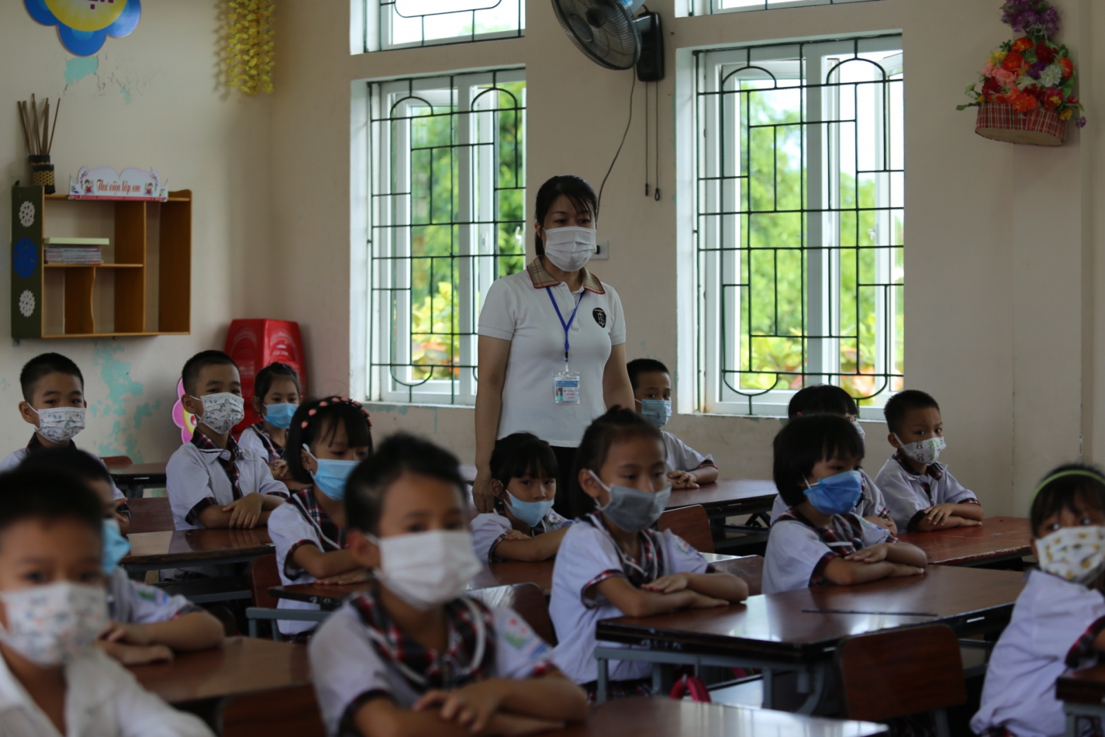 Hình ảnh thắt chặt phòng dịch ngày đầu học sinh trở lại trường ở Hà Tĩnh - Ảnh minh hoạ 14