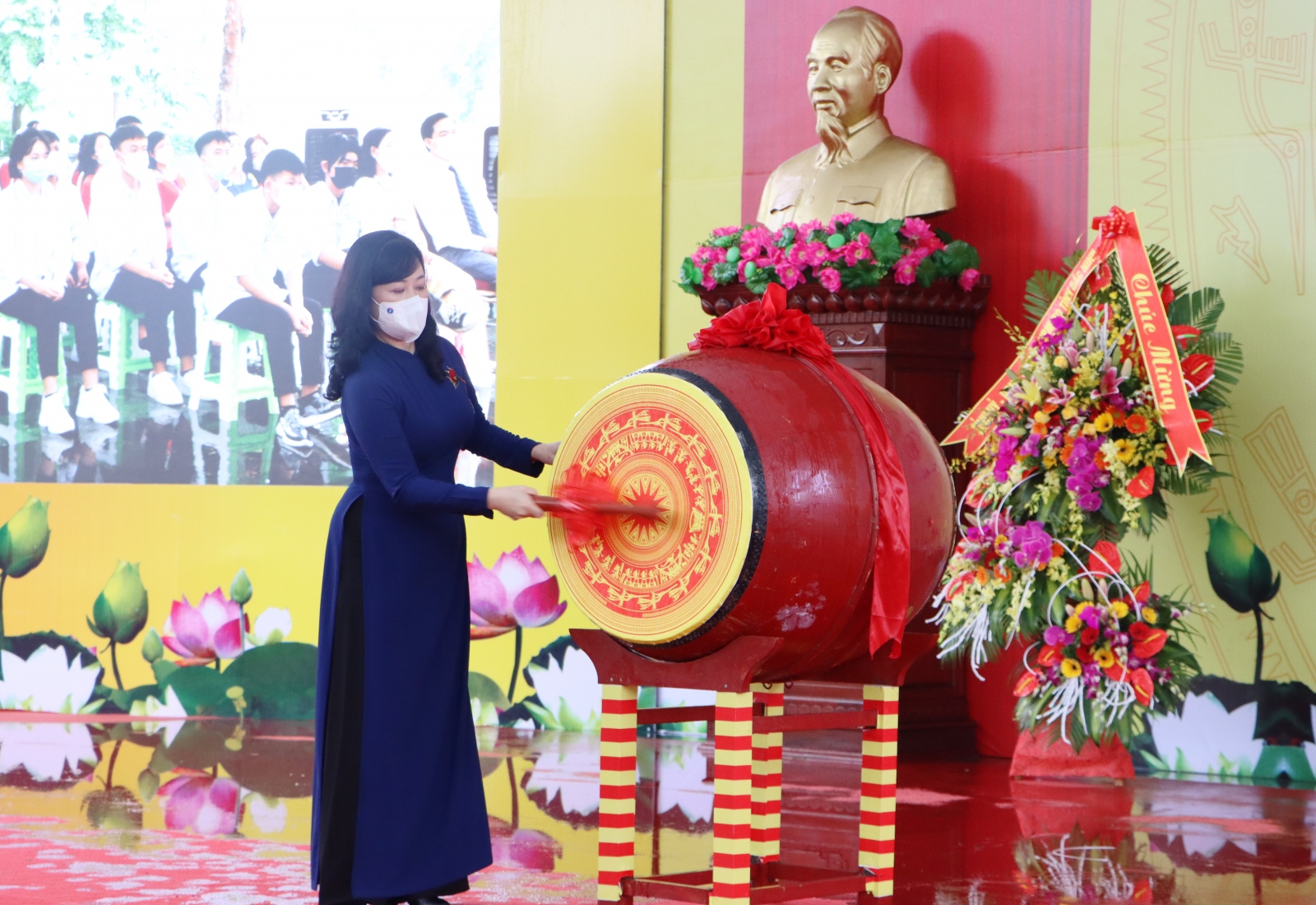 Lãnh đạo tỉnh Bắc Ninh chung vui cùng thầy trò trong  lễ khai giảng đặc biệt