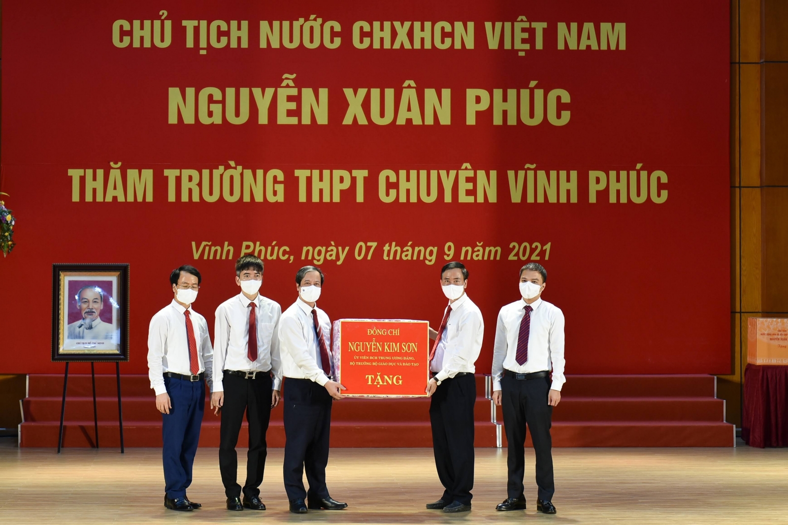 Chủ tịch nước Nguyễn Xuân Phúc: Trường chuyên là môi trường đào tạo nhân tài cho các địa phương và đất nước - Ảnh minh hoạ 5