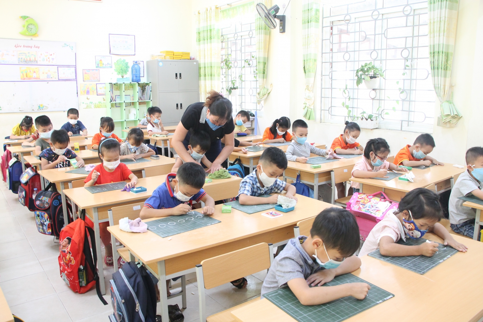 Dạy học ở Lai Châu: Tranh thủ tối đa khoảng thời gian “bình yên”  - Ảnh minh hoạ 2
