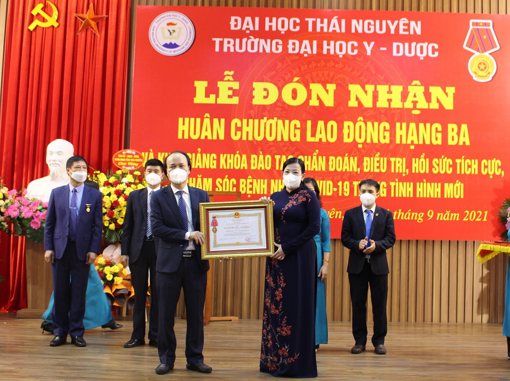 Trường Đại học Y - Dược (ĐH Thái Nguyên) đón nhận Huân chương Lao động hạng Ba