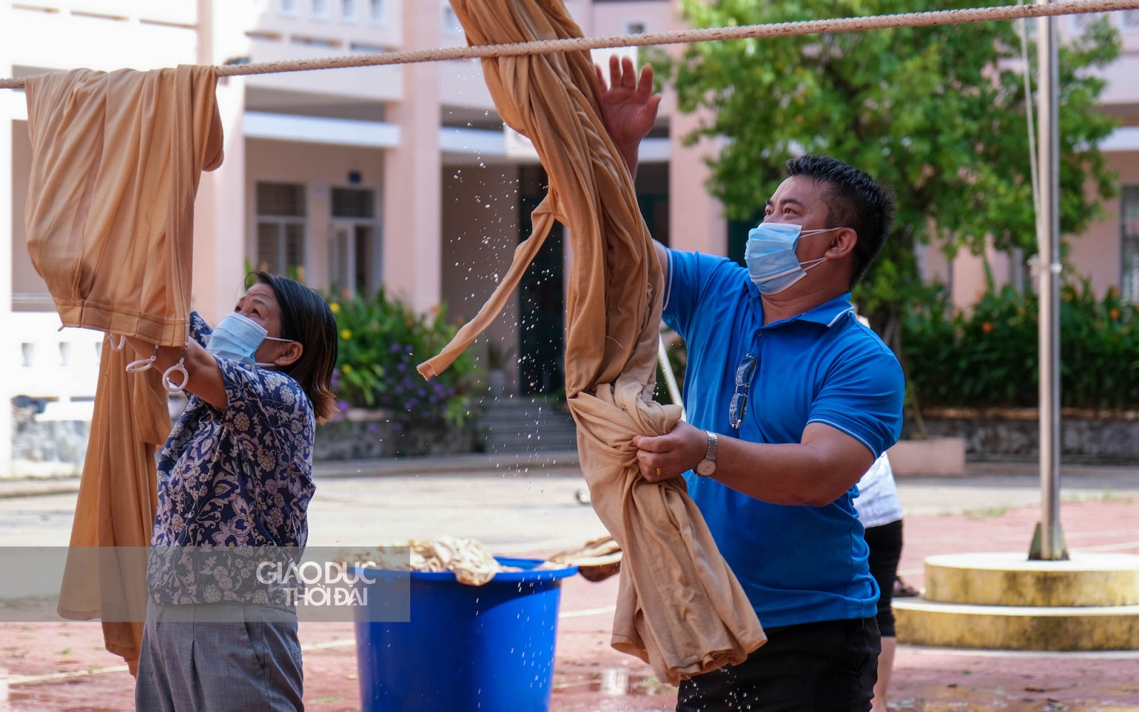 Cần Thơ: Thầy cô hối hả vệ sinh, khử khuẩn trường lớp được hoàn trả sau cách ly