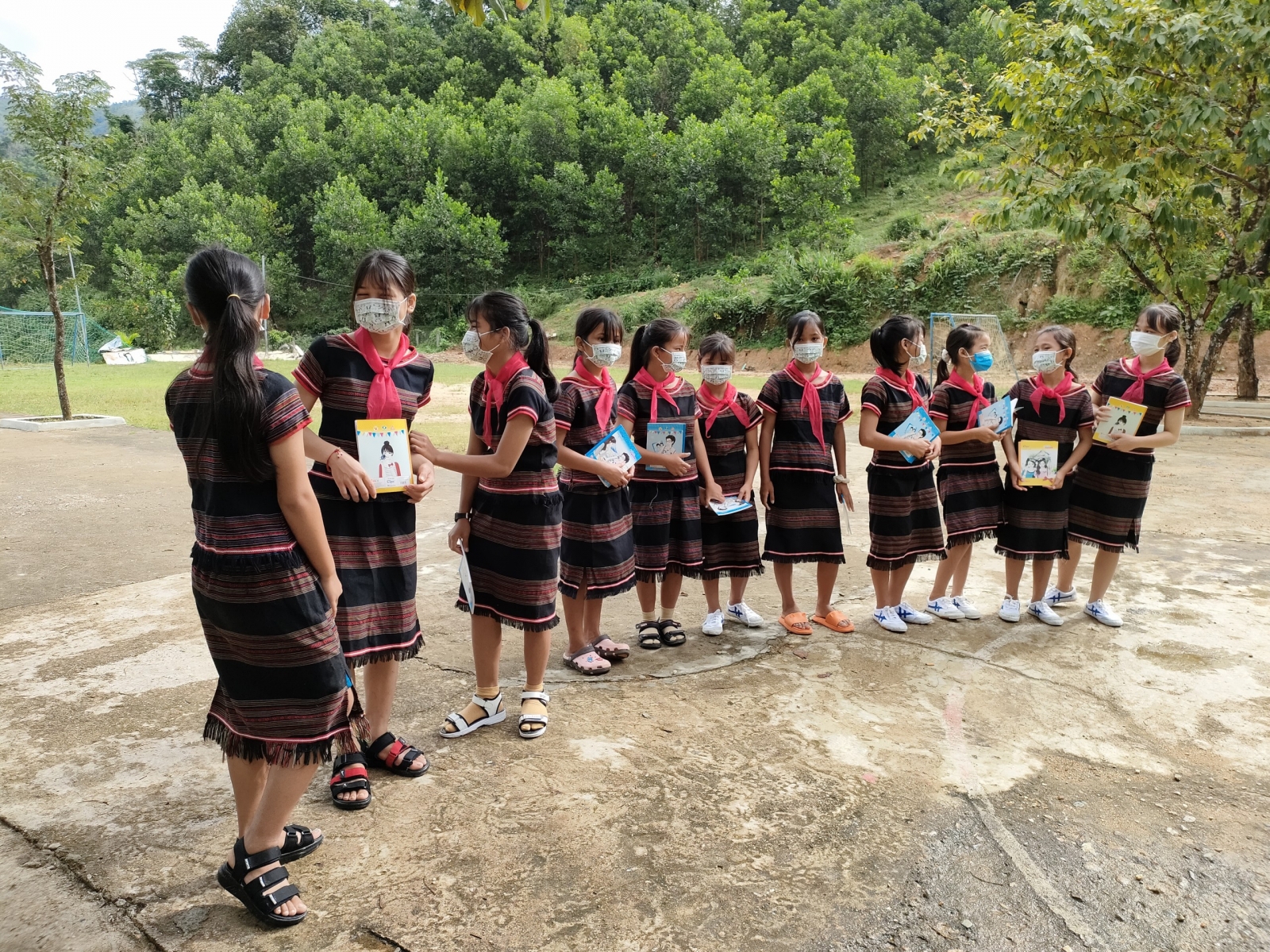 Học sinh dân tộc ở Quảng Nam mặc đồ truyền thống đi dự Lễ khai giảng - Ảnh minh hoạ 6