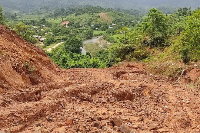 Học sinh dựng lều bên vách núi 