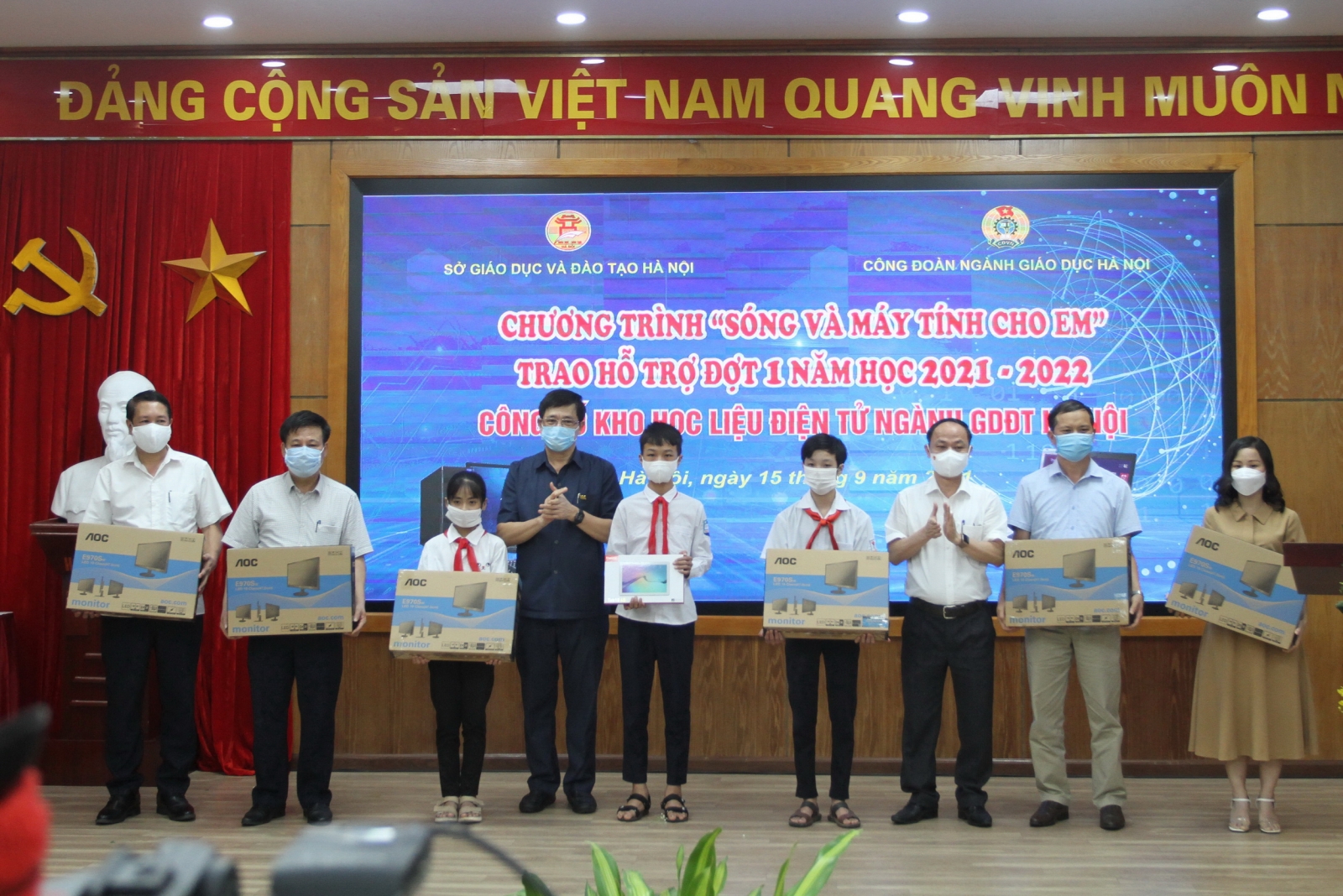 Hà Nội: Trao tặng gần 3.700 bộ máy tính cho học sinh có hoàn cảnh khó khăn