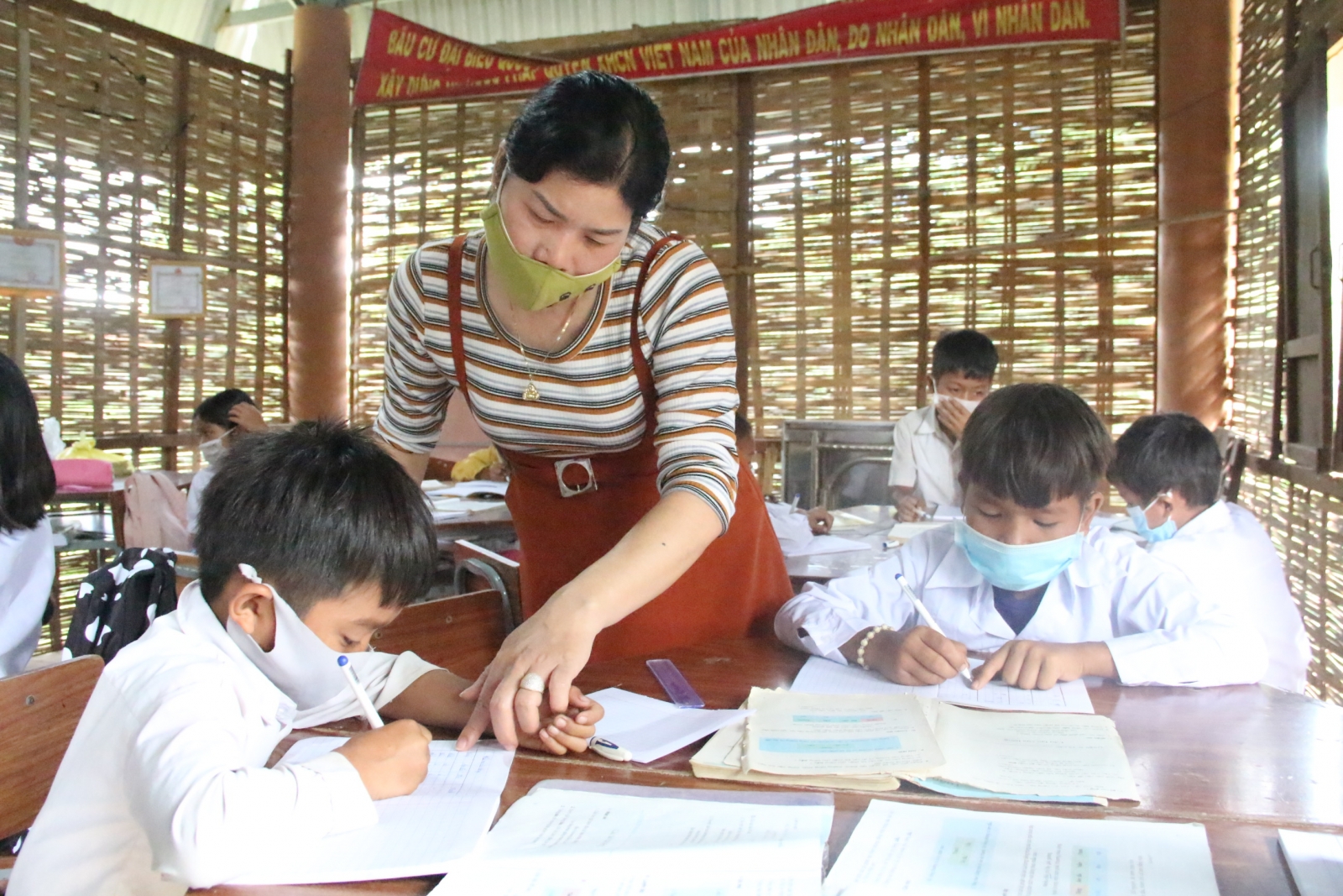 Hơn 93.000 học sinh Kon Tum thiếu thiết bị học online, giáo viên đến từng buôn dạy trò