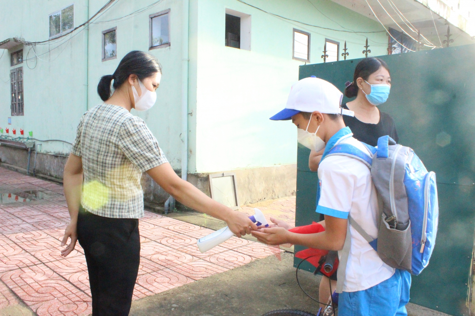 Hình ảnh thắt chặt phòng dịch ngày đầu học sinh trở lại trường ở Hà Tĩnh - Ảnh minh hoạ 6