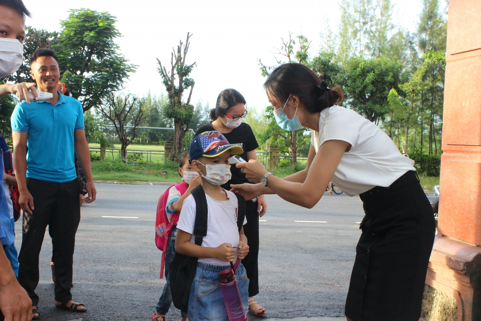 Hình ảnh thắt chặt phòng dịch ngày đầu học sinh trở lại trường ở Hà Tĩnh - Ảnh minh hoạ 5