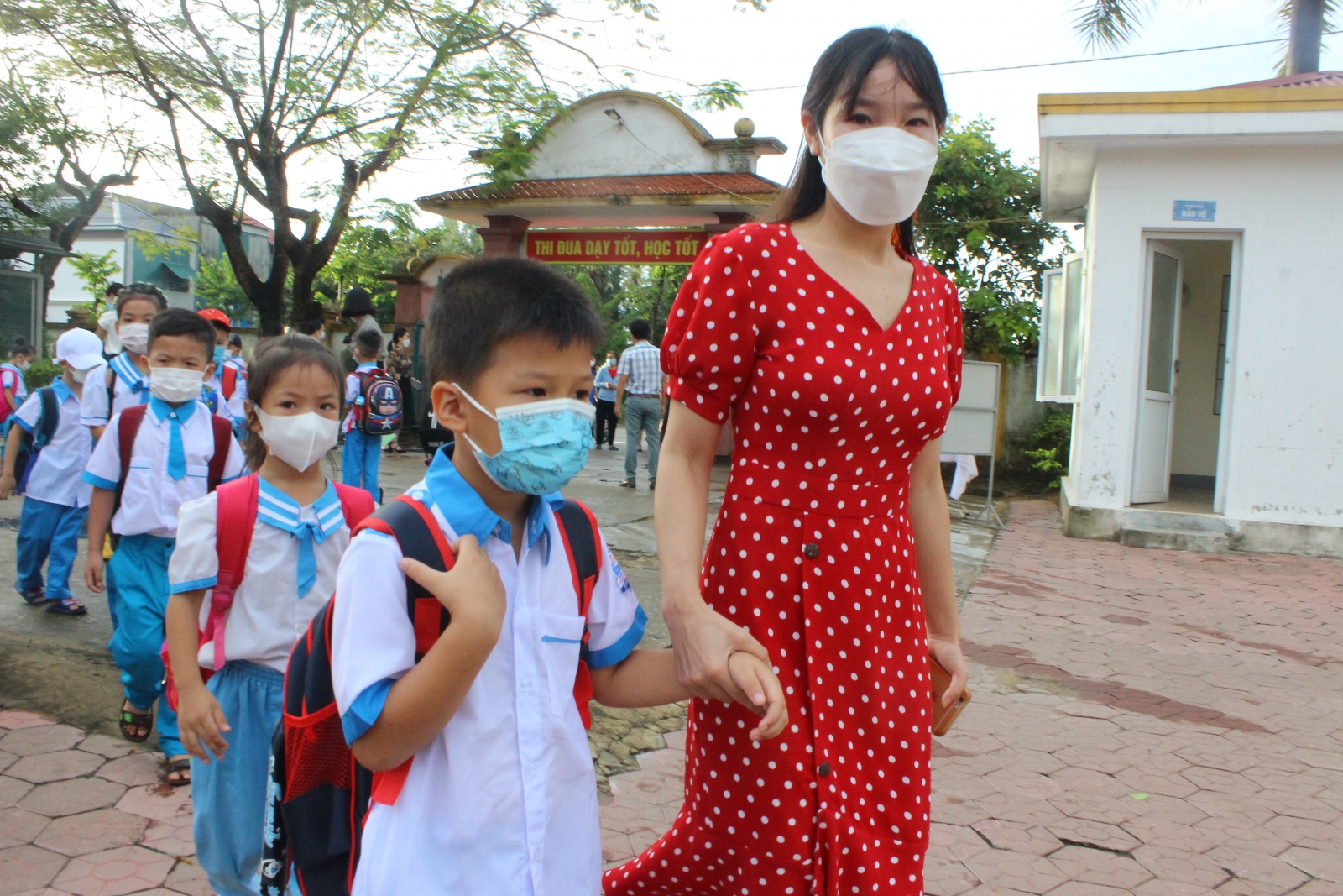 Hình ảnh thắt chặt phòng dịch ngày đầu học sinh trở lại trường ở Hà Tĩnh - Ảnh minh hoạ 9
