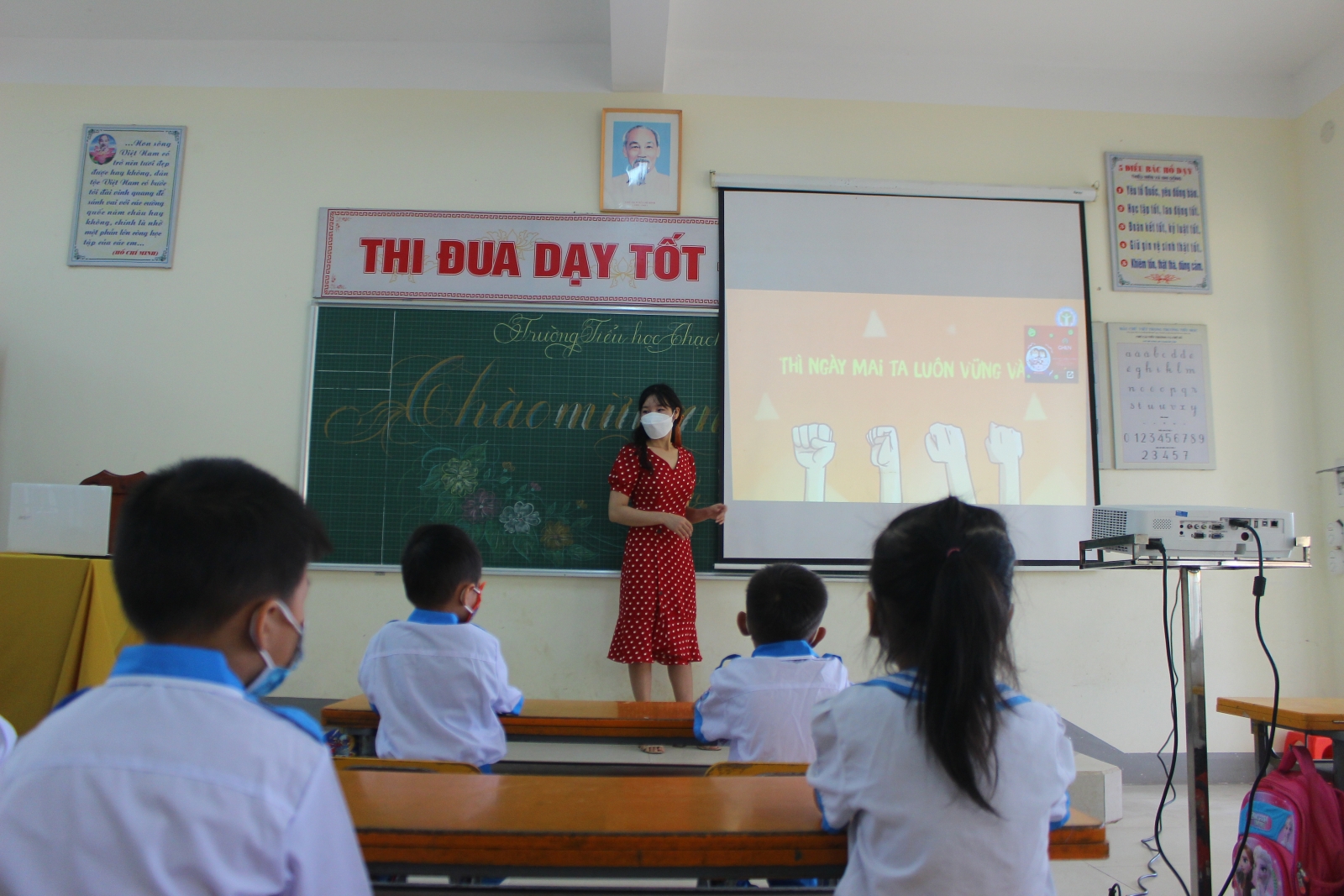 Hình ảnh thắt chặt phòng dịch ngày đầu học sinh trở lại trường ở Hà Tĩnh