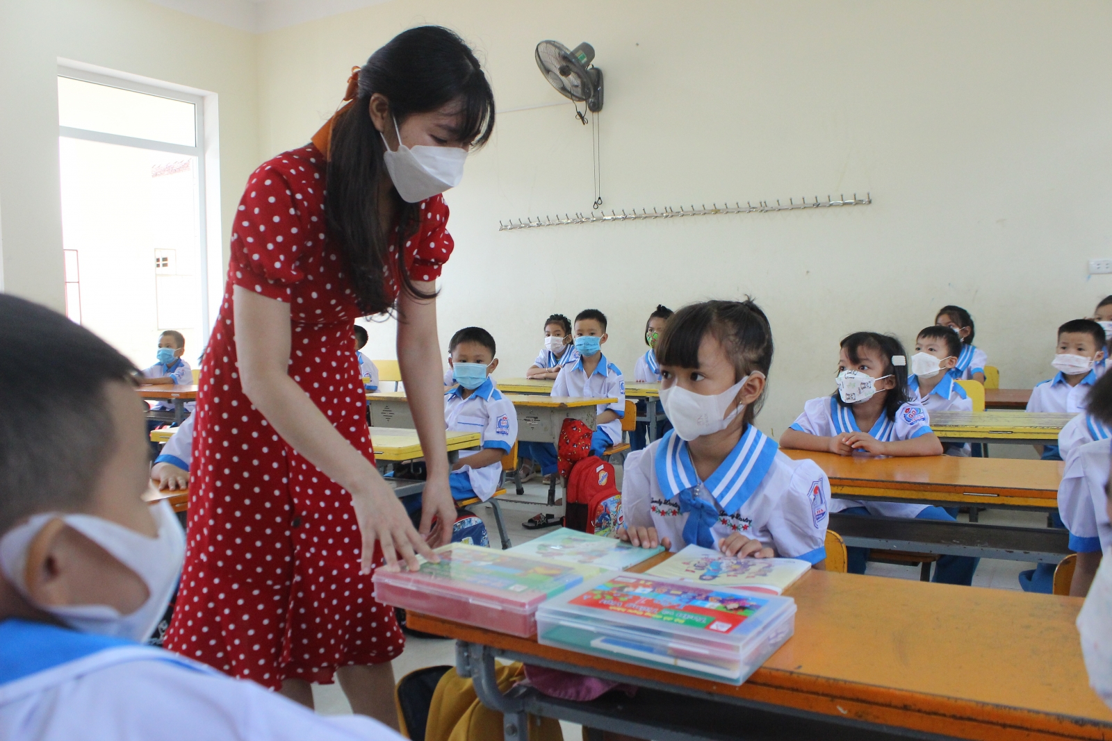 Hình ảnh thắt chặt phòng dịch ngày đầu học sinh trở lại trường ở Hà Tĩnh - Ảnh minh hoạ 13