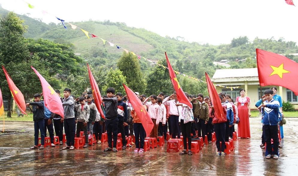 Kon Tum: Giáo viên, học sinh theo dõi Lễ khai giảng qua truyền hình