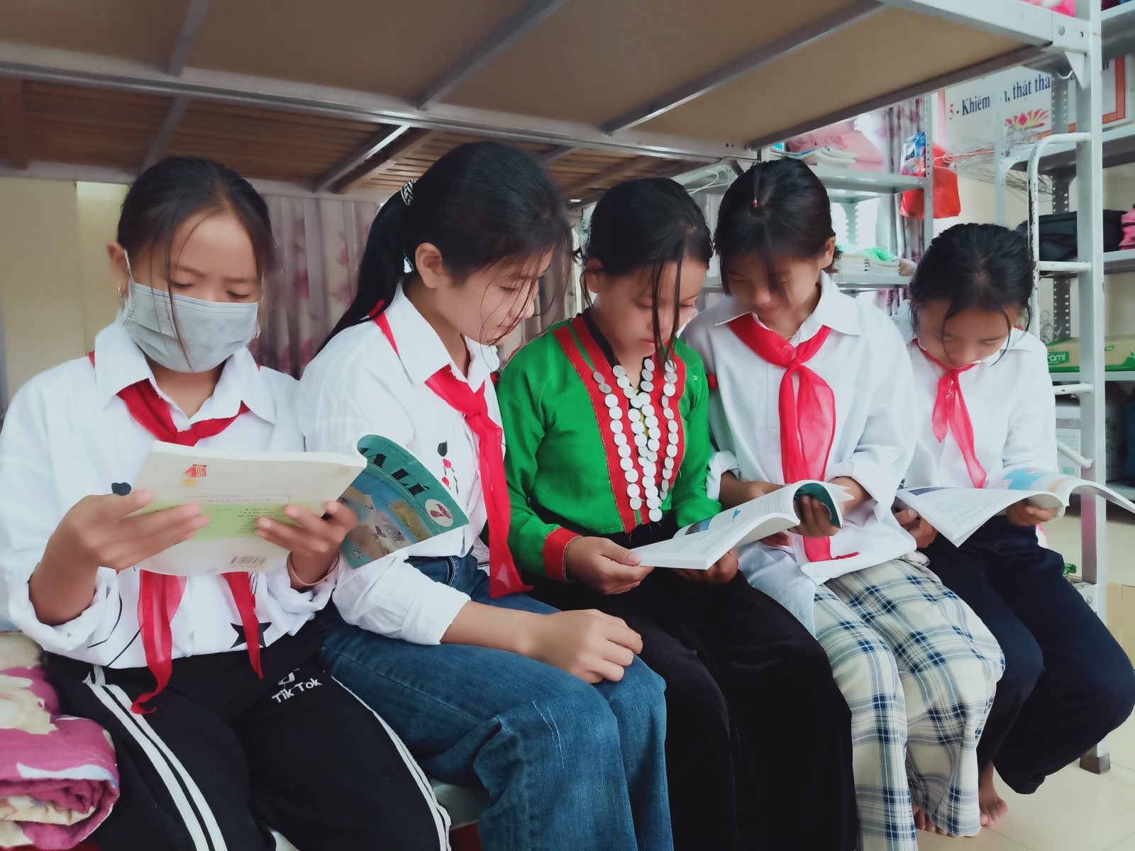 Lai Châu: "Mất chế độ", học sinh miền núi ... khó đến trường