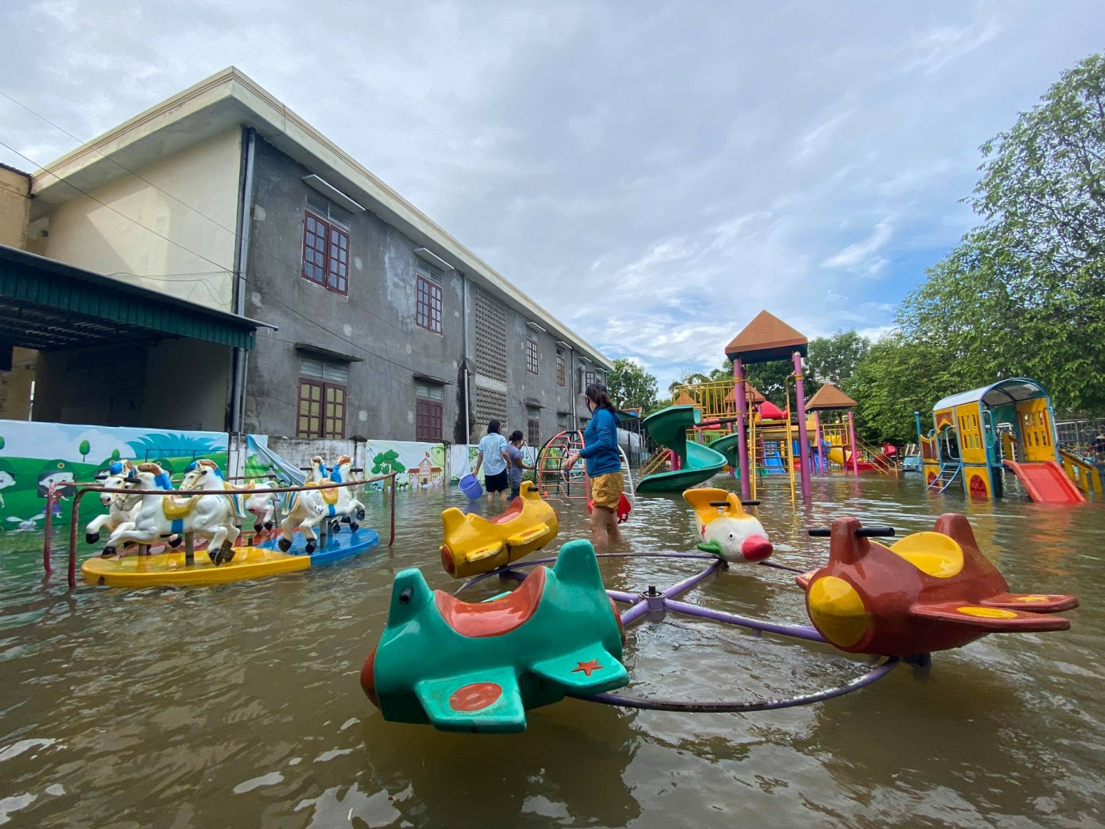 Trường lớp tan hoang sau lũ, giáo viên xót xa 