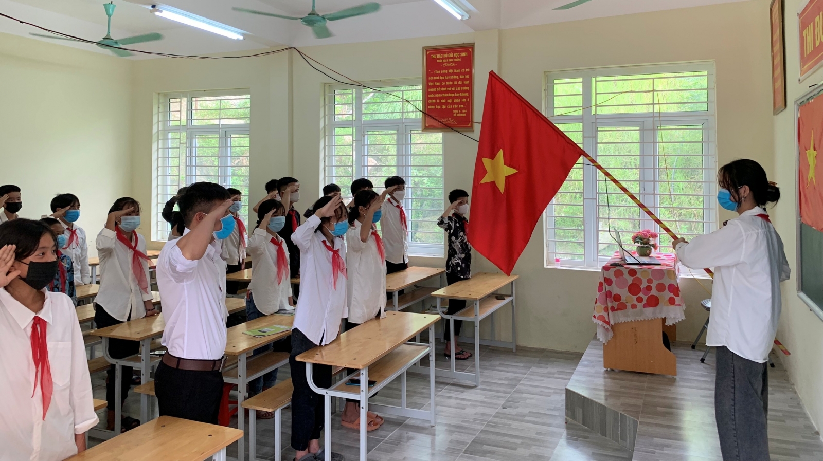 Hình ảnh học sinh hân hoan khai giảng muộn ở vùng biên giới Mường Lát, Thanh Hóa