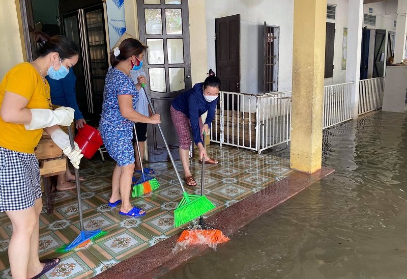 Nghệ An: Dọn trường sau lũ đón học sinh