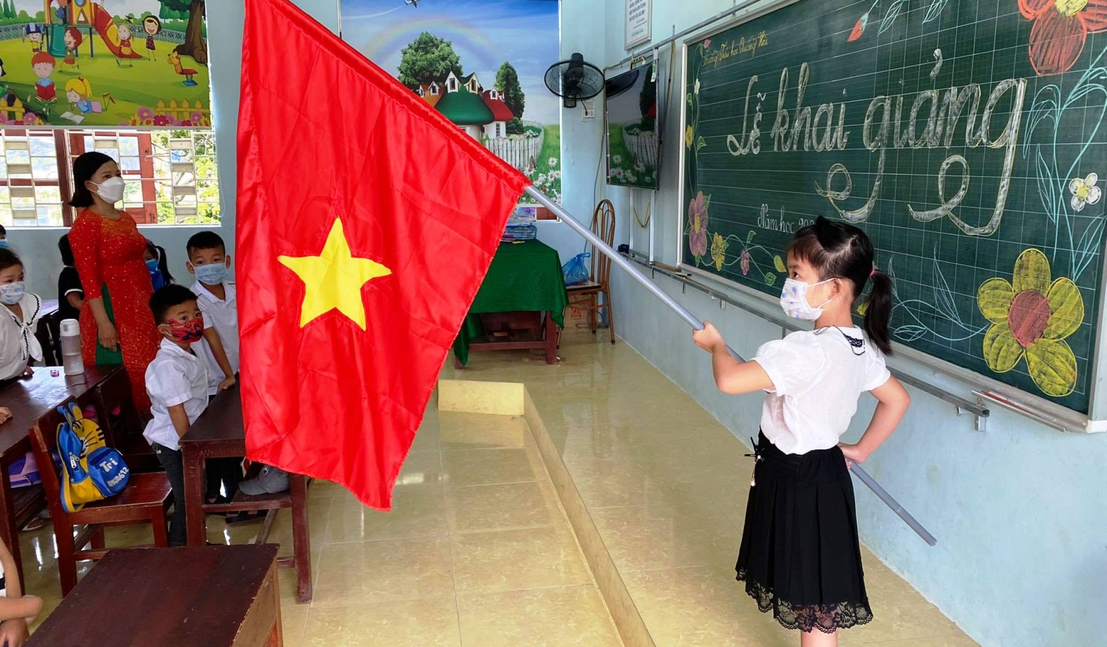 Học sinh hân hoan trong ngày khai giảng muộn ở Thanh Hóa - Ảnh minh hoạ 2