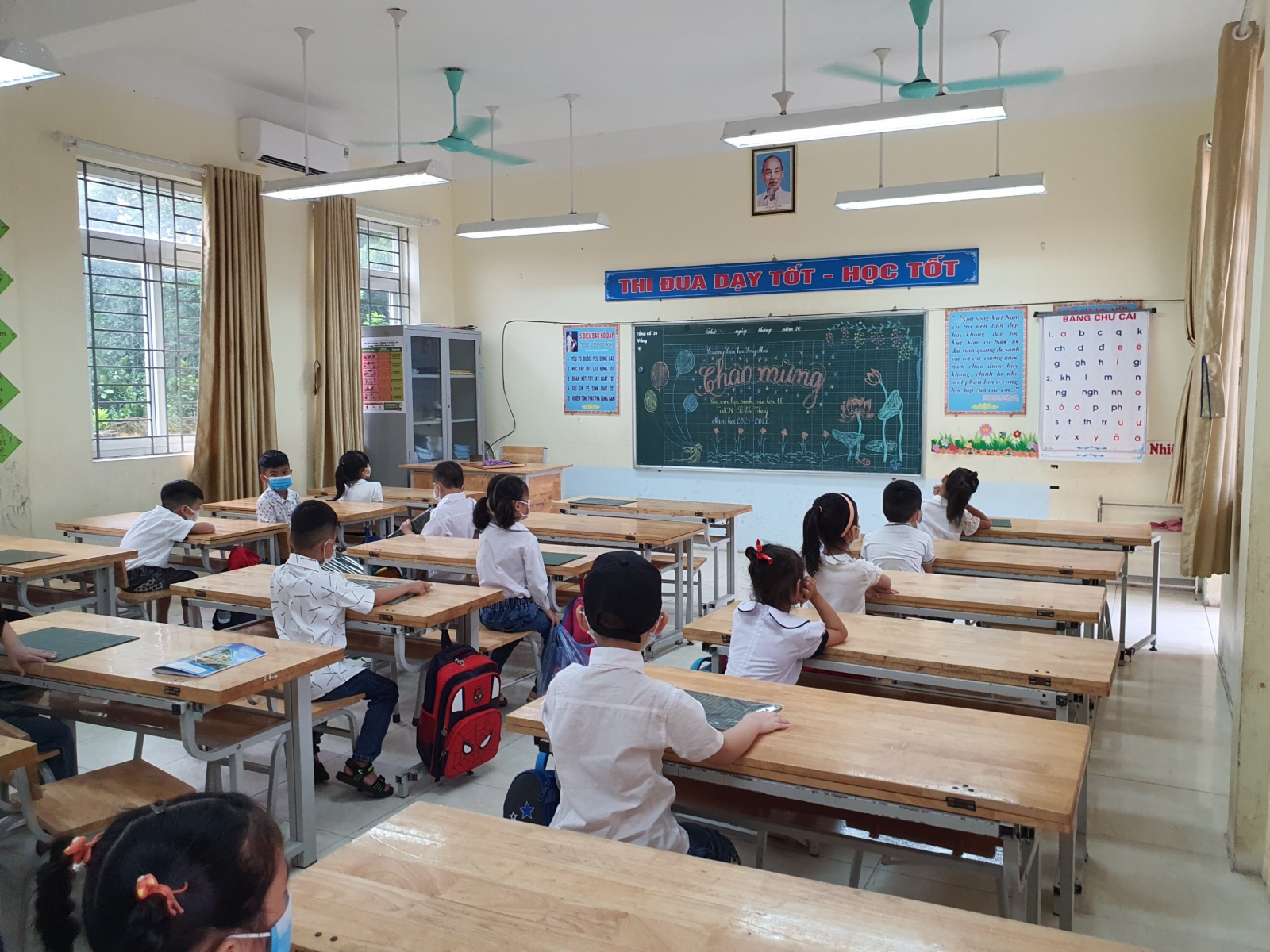 Học sinh lớp 1 Bắc Giang vui mừng, háo hức trong ngày đầu tiên đến trường - Ảnh minh hoạ 3