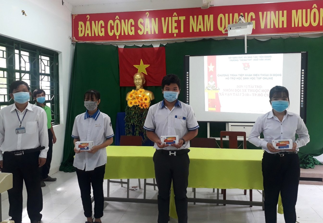 Đồng bằng sông Cửu Long dồn lực hỗ trợ phương tiện học trực tuyến cho học sinh