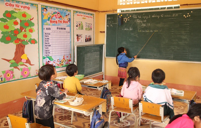 Điện Biên: Ánh sáng vào đến bàn học ở Huổi Chỏn, Pú Tủ