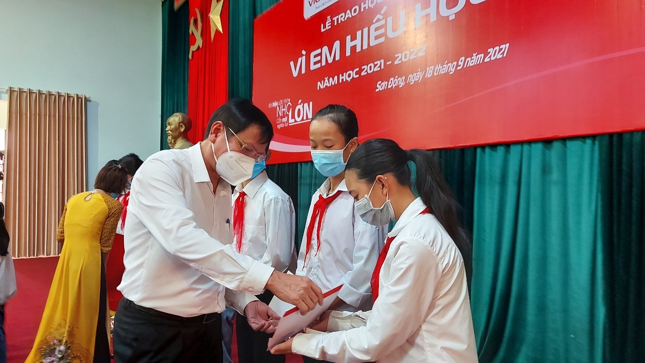 Bắc Giang: Trao học bổng cho 370 học sinh có hoàn cảnh khó khăn - Ảnh minh hoạ 2