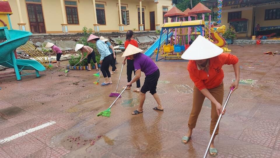 Trường lớp tan hoang sau lũ, giáo viên xót xa 