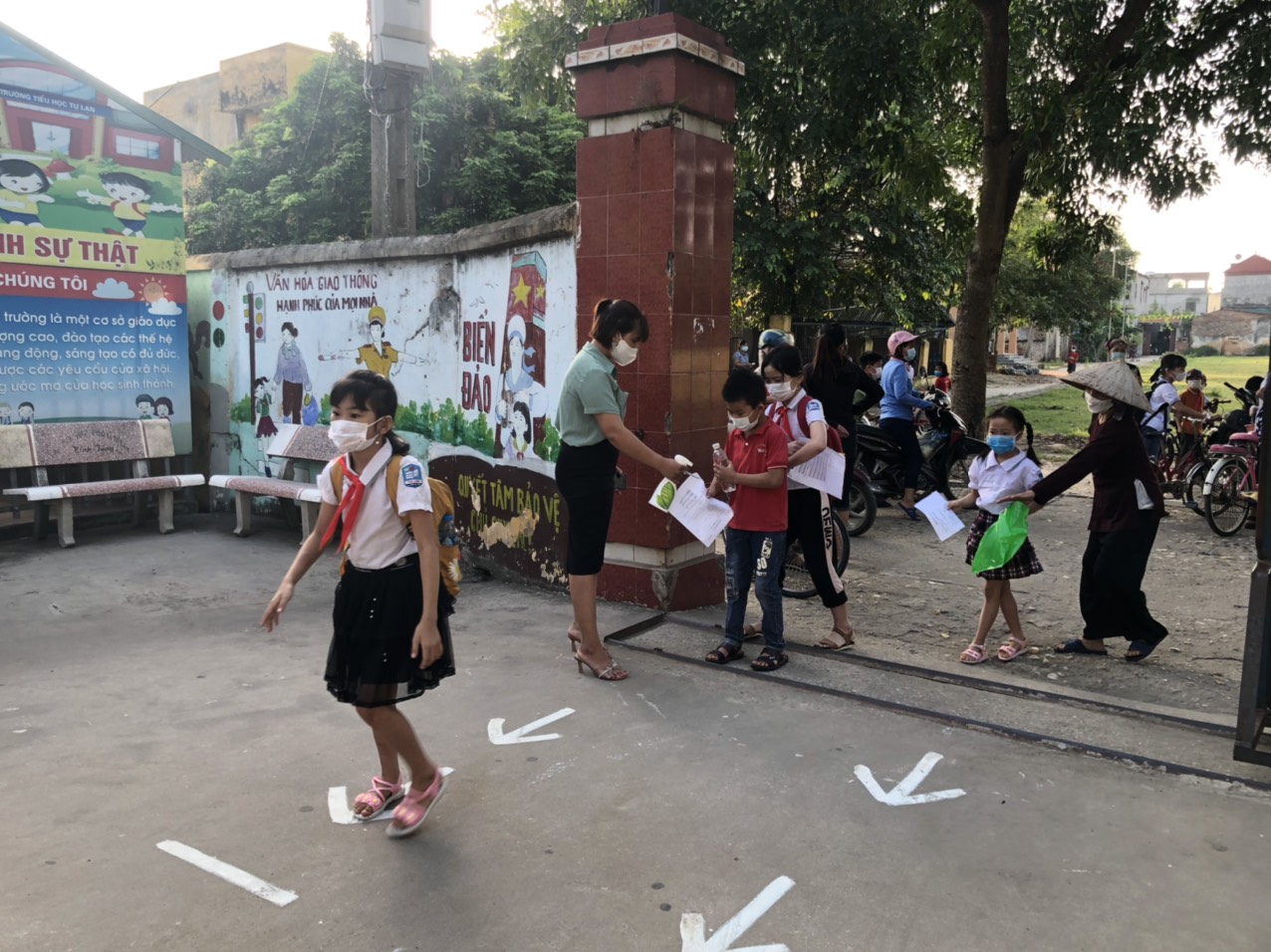 Hình ảnh học sinh Bắc Giang hào hứng trong buổi học đầu tiên - Ảnh minh hoạ 7