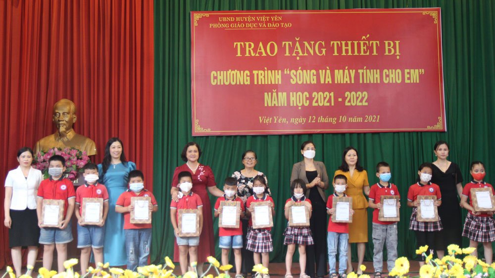 Ngành Giáo dục Việt Yên nhận Cờ thi đua của Tổng liên đoàn Lao động Việt Nam