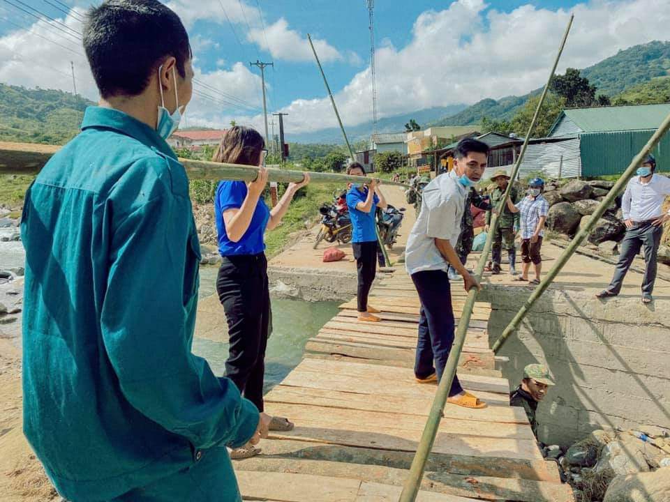 Kon Tum: Chính quyền, giáo viên chung tay làm cầu tạm để học sinh đến trường - Ảnh minh hoạ 3